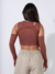 Cropped Sobreposição com Luvas Marrom na internet