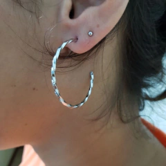 Argola Aço Inox Prata Torcida Média Ref 910 - comprar online