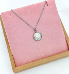 Colar escama furta cor sereia em aço inox