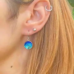 Argolinha sereia escama azul em aço inox, não escurece pode molhar praia piscina Ref 1149