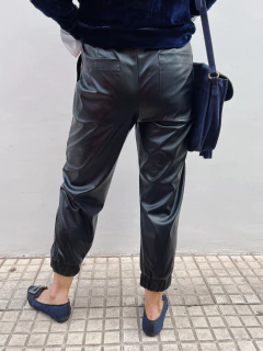 Jogger ecocuero negro - tienda online