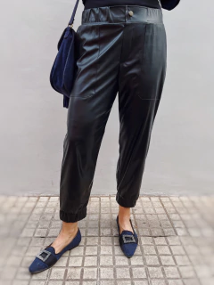 Jogger ecocuero negro