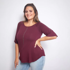Remera Piove de color burdeos con mangas tres cuartos, modelo con detalles en la parte delantera y fondo blanco.