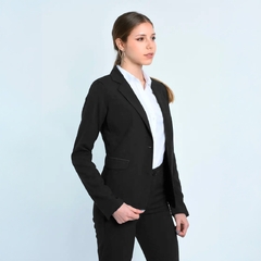 Modelo usando un blazer negro Arwen, con camisa blanca, de pie y mirando al frente.