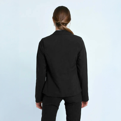 Vista trasera de una mujer usando un blazer negro Arwen.