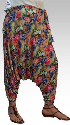Babucha Abril con estampado floral, ideal para un look fresco y cómodo.