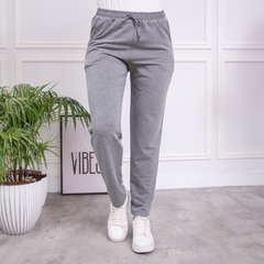 Babucha Angela en color gris, pantalones cómodos con cintura elástica, usados con zapatillas blancas.