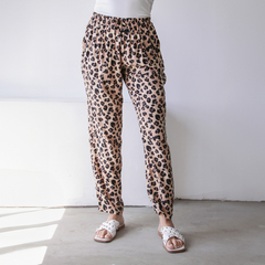 Babucha Guada con estampado de leopardo, pantalones cómodos y sueltos, ideales para el verano.