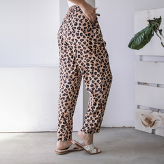 Babucha Guada de estampado de leopardo en tonos beige y negro, vista lateral, con cintura elástica y bolsillos.