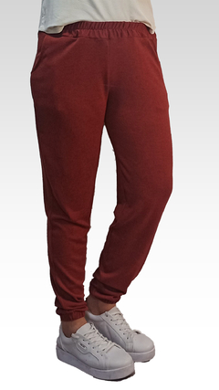 Babucha Lina de color rojo, con ajuste en la cintura y puños, combinada con zapatillas blancas.