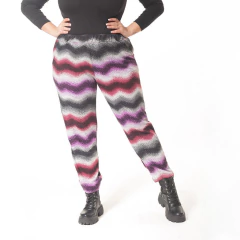Pantalón babucha Malen con diseño de ondas en tonos rosa, violeta, gris y negro, combinado con botas negras y top negro