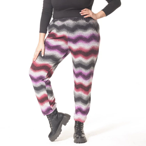 Babucha Malen con diseño de ondas en tonos morado, rojo y gris, usada por una persona con botas negras y top negro