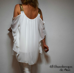 Blusa Bella en color blanco con detalles brillantes en los hombros, vista posterior