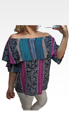 Blusa Telma de manga corta con diseño estampado en tonos azul, rosa y negro, modelo off-shoulder.