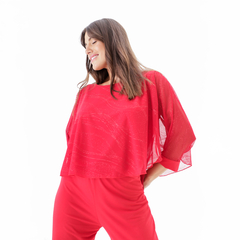 Blusa Aike roja con detalles brillantes, modelo sonriendo y usando un conjunto rojo.