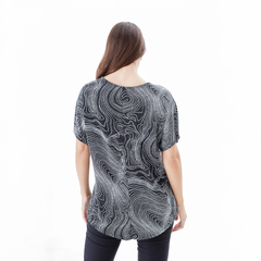 Blusa Ailen vista posterior, con diseño en tonos oscuros y líneas blancas en patrón abstracto.
