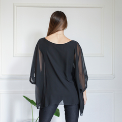 Vista trasera de una blusa negra con mangas amplias, ideal para ocasiones elegantes.