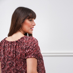 Blusa Andy con estampado en tonos rojos y detalles fruncidos en las mangas, vista lateral.