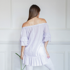 Blusa Ariadna de color lila con mangas acampanadas, vista desde atrás.
