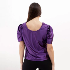 Blusa de mujer color púrpura con mangas abullonadas vista desde atrás.