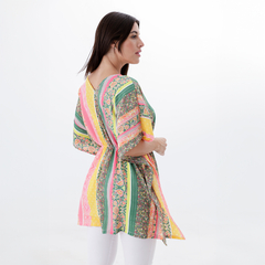 Blusa Billie de colores vibrantes con estampados variados, vista lateral de una mujer que la usa.