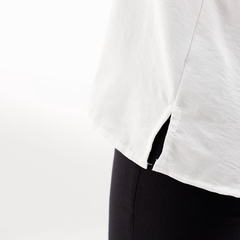 Blusa Ceylu blanca con detalle de costura lateral.