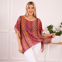 Blusa Cirque de colorido diseño zigzagueante en tonos rosa y naranja, presentada por una mujer sonriente.