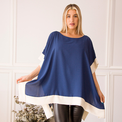 Blusa Gio en color azul marino con detalles en blanco, diseñada para ocasiones elegantes.
