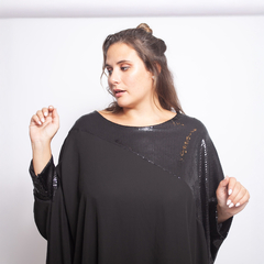Modelo usando una blusa negra Idra con detalles de lentejuelas en la parte superior.