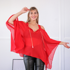 Blusa Isolda roja con mangas amplias y detalles en el escote, ideal para ocasiones elegantes.