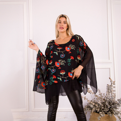 Blusa negra con estampado floral en colores rojo y azul, modelo elegante para fiesta, con mangas amplias.