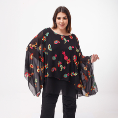 Blusa negra con bordados coloridos, modelo de fiesta elegante, presentada por una mujer.
