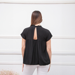 Blusa negra Michelle vista trasera con detalle de abertura en el cuello.