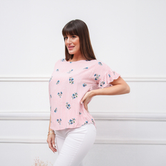 Blusa Nahia de rayas rosas con flores, modelo femenino posando en un fondo blanco.