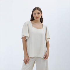 Blusa Nalani de color beige con mangas amplias y escote cuadrado, presentada en fondo blanco.