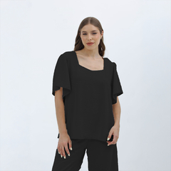 Blusa Nalani de color negro con mangas amplias y escote cuadrado, modelo de moda femenina.