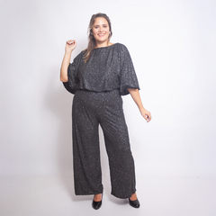 Blusa Neus de color negro con brillo, modelo de talla grande, luciendo una pose alegre.