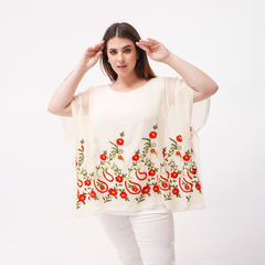 Blusa elegante de color crema con bordados florales rojos y verdes, modelo de fiesta.