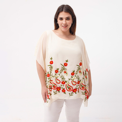 Blusa elegante blanca con bordado floral en tonos rojos y verdes, ideal para fiestas.