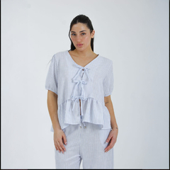 Blusa Tulum de rayas en tonos blanco y azul, con mangas cortas y un diseño con lazo en el frente.