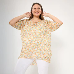 Blusa Ivet manga corta acampanada, estampado flores pequeñas, escote redondo con detalle de amarre