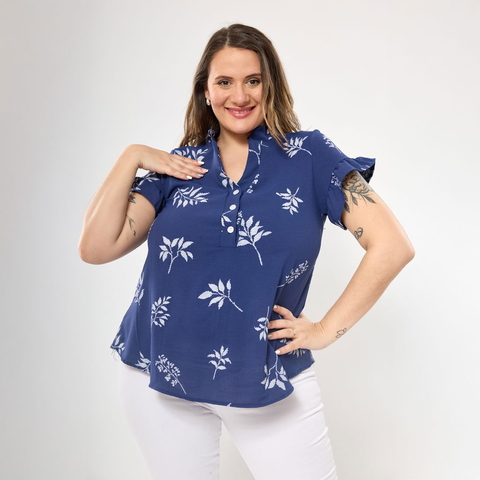 Modelo mujer con blusa Ligura azul con estampado blanco de hojas, manga corta y botones frontales