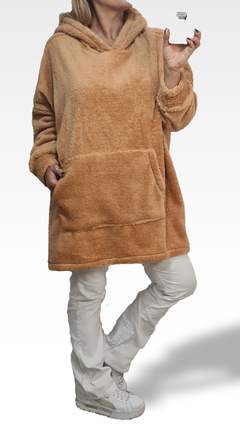 Buzo Maxi Oli de color marrón claro, con capucha y bolsillo frontal, usado por una persona de pie.
