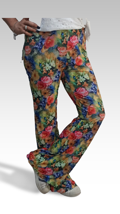 Calza Elena con estampado floral en tonos vibrantes, ideal para un look casual y cómodo.