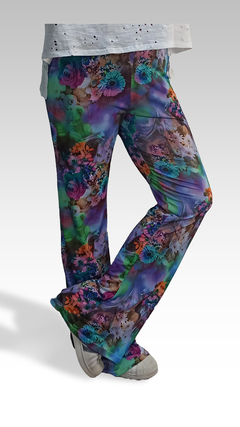 Calza Elena con estampado floral en tonos morados y verdes, ideal para un look casual y cómodo.
