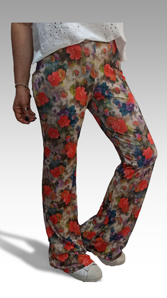 Calza Elena con estampado floral en tonos vibrantes, ideal para un look casual y cómodo.