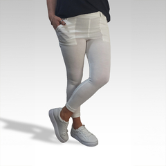 Calza Boris blanca con detalles en la parte frontal, ideal para un look casual.