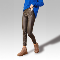 Calza Fox negra ajustada, combinada con un sweater azul y botas marrones.