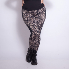Calza Paola con estampado animal print y detalles en negro, combinada con botas negras y camiseta negra
