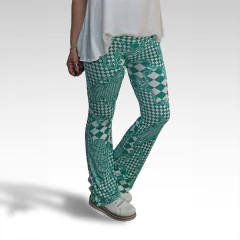 Calza Egipto Semi Oxford con diseño de cuadros y espirales en tonos verdes, combinada con una blusa blanca y calzado claro.